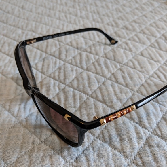 Sunglasses with hard case - Picture 3 of 6